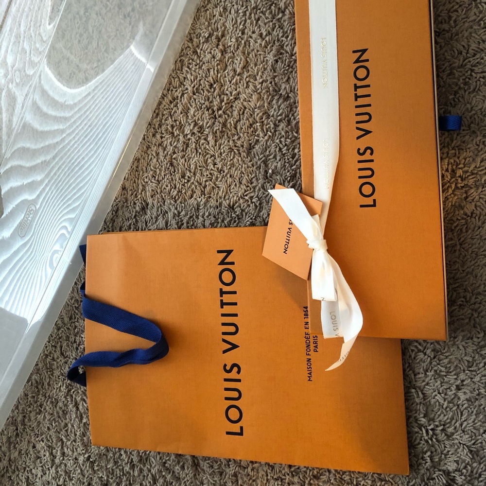 LV Tie box and bag